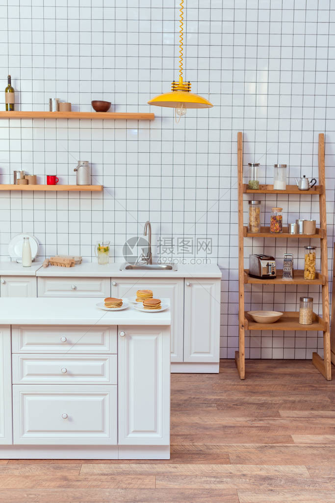现代厨房设计木架和白瓷砖的图片