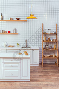 现代厨房设计木架和白瓷砖的背景图片