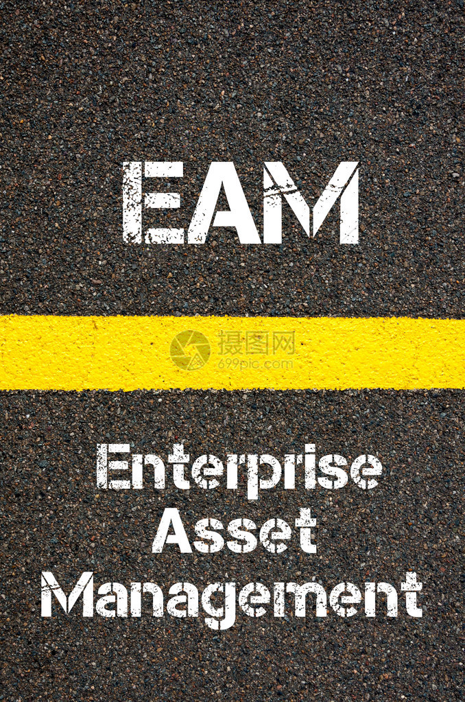 以路标黄油漆线标记道路写成的EAM企业资产管理图片