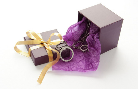 紫色礼品盒首饰和黄图片