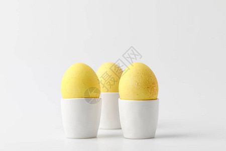 三个黄漆成色的圆形蛋背景图片