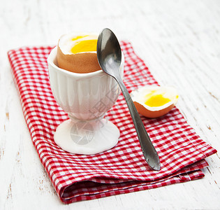 旧木桌上早餐的煮鸡蛋图片