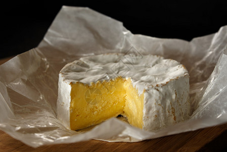 木板上的卡门贝尔奶酪图片