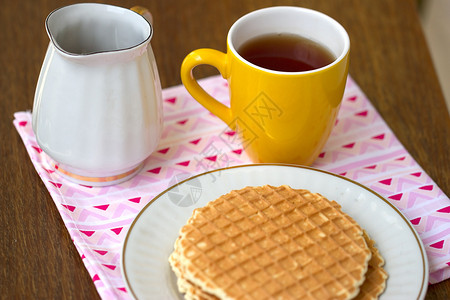 早餐用茶和蜂蜜的圆形威化饼图片