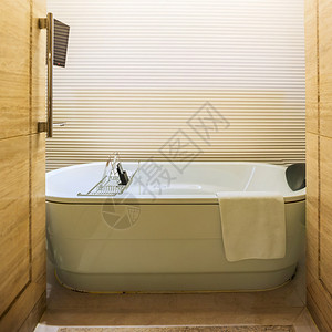 大酒店浴室的浴缸图片