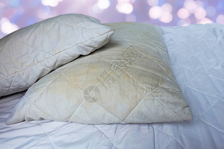 白床上的肮脏枕头是细菌灰尘虫图片