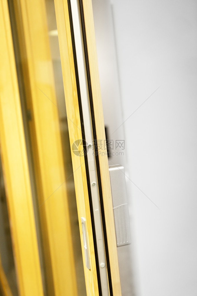 木窗黄框细节图片
