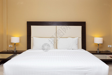 有床和灯装饰的卧室图片