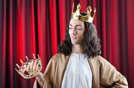 以王冠为背景的国王图片