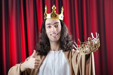 以王冠为背景的国王图片