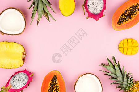 带有菠萝龙果木瓜椰子和圆面粉红背景芒果图片