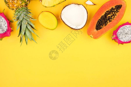 热带水果顶端与菠萝龙果木瓜椰子和黄褐图片
