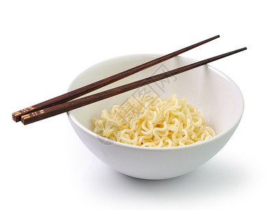 长着面条的筷子在白色图片