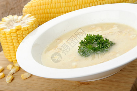 白碗热玉米汤图片