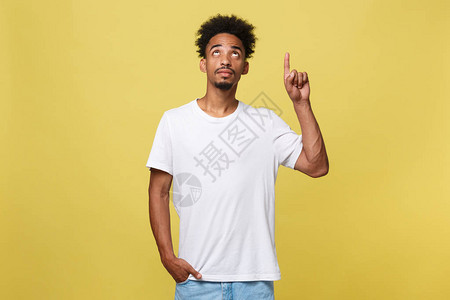 年轻英俊的非裔美国人黄色背景的男人图片