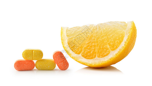 白色背景中分离的柠檬水果片和维生素c图片