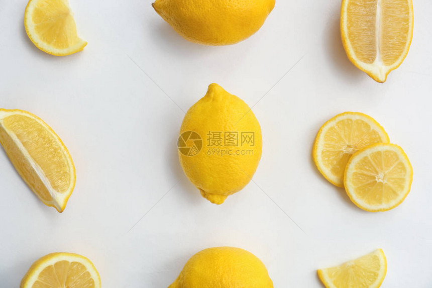 白色背景上成熟多汁柠檬的平铺组合物图片