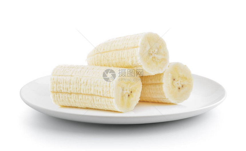 将香蕉切片放在一块板中在白色图片