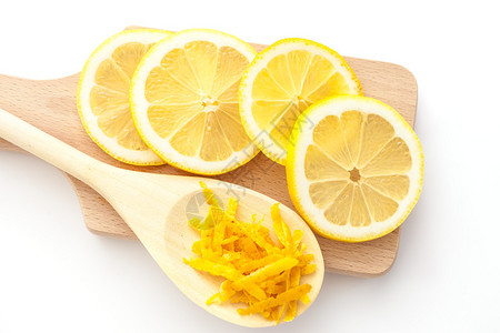 柠檬冻和切片柠檬在切削板上图片
