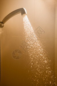 有流动的水和蒸汽的热水淋浴图片