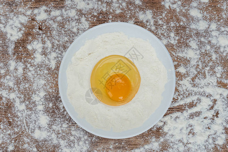 木桌面板上面粉生碎鸡蛋的顶部视图图片