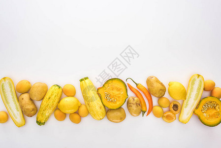 白色背景黄色水果和蔬菜的顶部图片