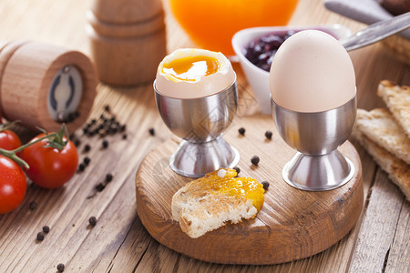 早上用胡椒西红柿和面包烤鸡蛋图片
