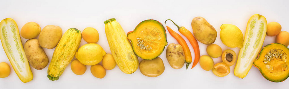 白色背景的黄水果和蔬菜上面有复制空间图片