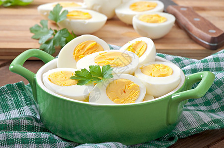 用欧芹叶装饰的碗里的煮鸡蛋图片