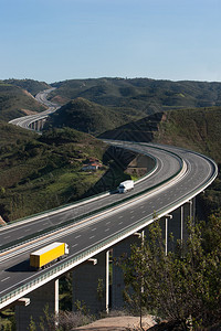 用黄色和白色卡车对高速公路图片