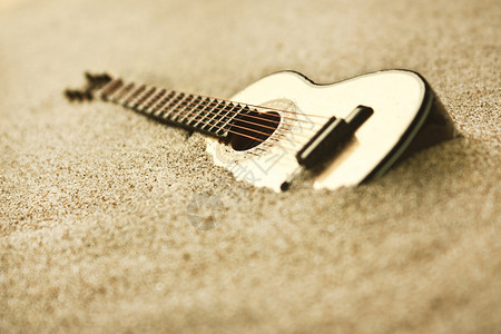 沙滩上的西班牙吉他图片