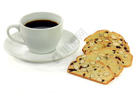 库存照片在白色瓷杯的咖啡和快餐巧克力和杏仁脆饼样式曲奇饼隔图片