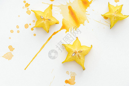 白色表面三颗恒星水果的顶部视图片