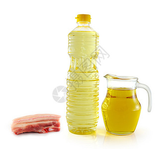 白色背景中塑料瓶和罐子中的猪油图片