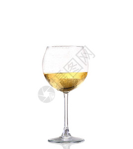 白葡萄酒杯在白背景和柔软的阴影下文件包背景图片