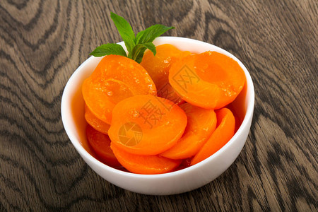 带薄荷叶的甜杏罐头图片