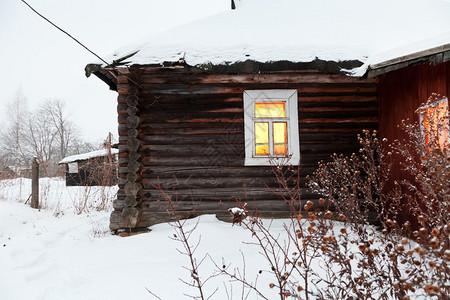冬日暮色中的乡村房屋黄色采光窗图片
