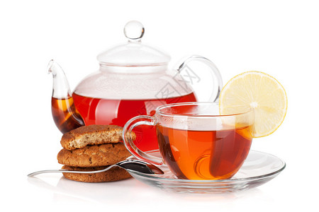 杯子和茶壶加柠檬和饼干的黑茶图片