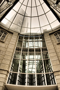 现代建筑的抽象结构有美丽的玻璃窗图片