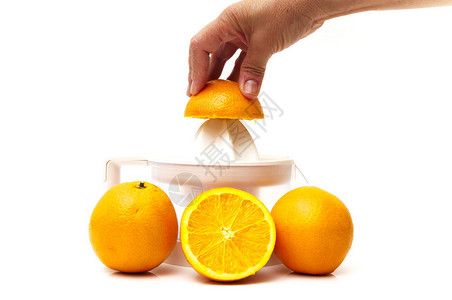 白色背景上的橙子榨汁机图片