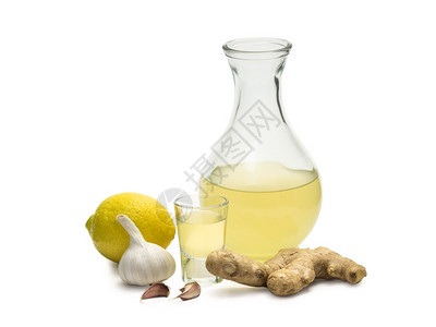 白色背景中由姜柠檬和大蒜制成的健康饮料图片