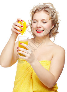 美丽的年轻金发女郎的孤立肖像加上黄色浴巾的女模特用橙汁将一半的橙图片