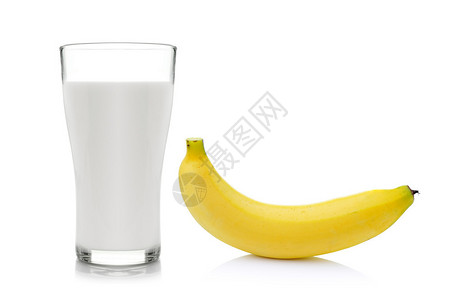 一杯牛奶与香蕉在白色背景图片