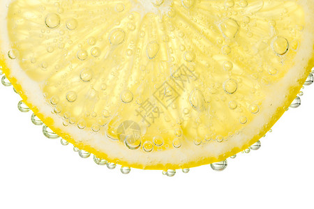 苏打水中柠檬段上的气泡图片