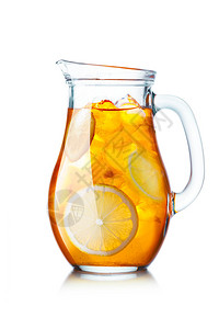 水壶里的冰茶装满柠檬冰茶的壶图片