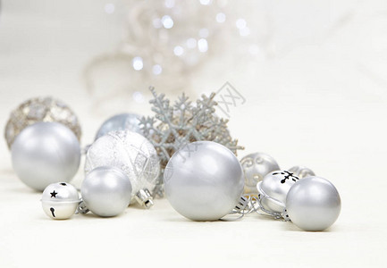 圣诞节的银球图片
