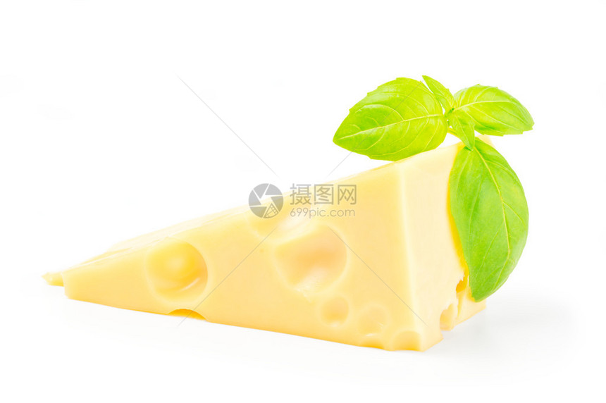奶酪和罗勒叶上白色孤立图片
