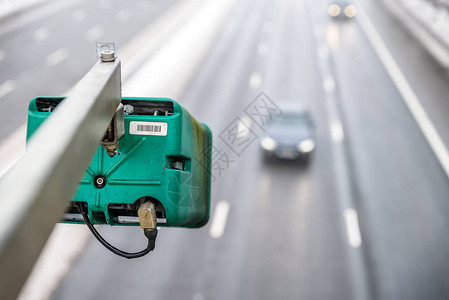 英国高速公路上平均高速交通摄像头的图片
