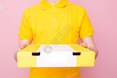 照片用黄色T恤衫带盒装粉红背图片