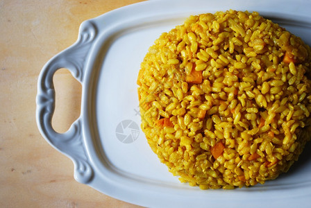 用糙米洋葱和咖喱制成的南瓜烩饭图片